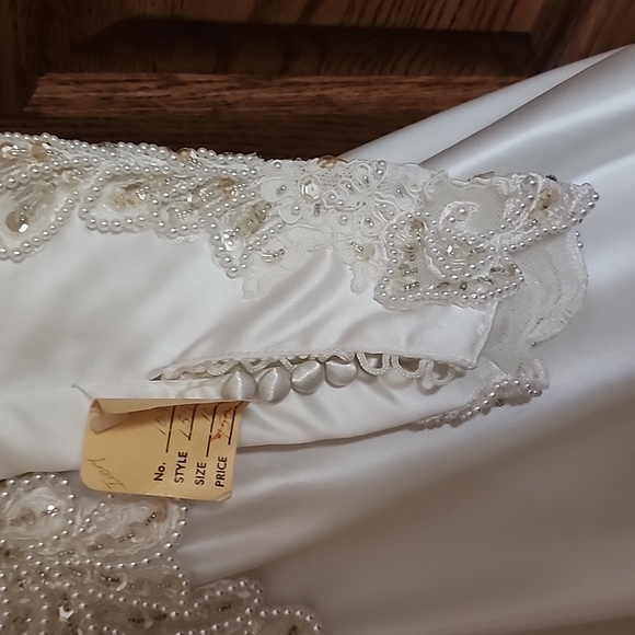 Vintage Victorian beaded satin wedding gown with long train NWT sold as is - Picture 4 of 13